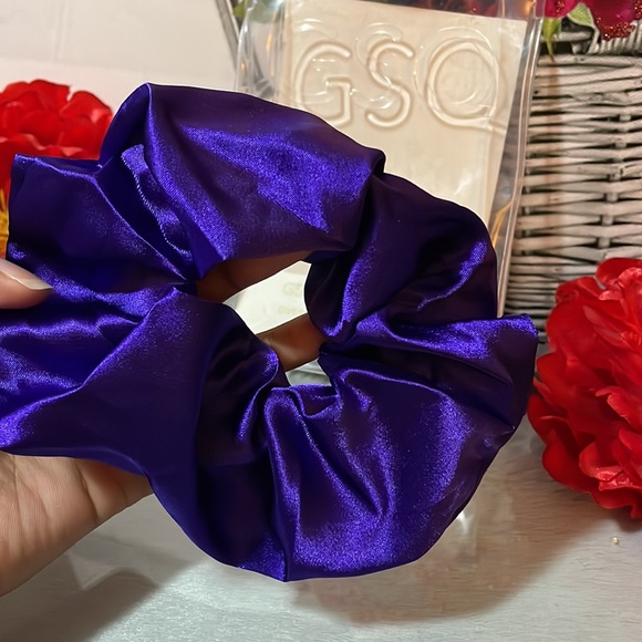 GSQ Hair Scrunchie & Nail Clipper Set (2pc) - Picture 7 of 16